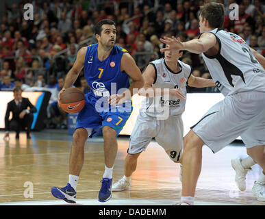 Bamberg di Tibor Pleiss (R) e Karsten Tadda e di Zagabria Krunoslav Simon si contendono la sfera durante l'Eurolega di Basket gruppo B corrisponde a cestelli Brose Bamberg vs KK Zagabria a Stechert-Arena a Bamberg in Germania, 20 ottobre 2011. Bamber ha vinto 96:65. Foto: David Ebener Foto Stock