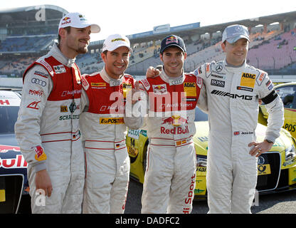 (HANDOUT) un documento datato 22 ottobre 2011 mostra DTM driver Martin Tomczyk da Audi Sport Team Phoenix (L-R), Mike Rockenfeller da Audi Sport Team Abt Sportsline, Miguel Molina da Audi Sport Team Abt Junior e Jamie Green da Mercedes AMG a piedi dopo la gara di qualificazione a Hockenheimring race track di Hockenheim, in Germania. Foto: Juergen toccare (ATTENZIONE: Per noi editoriale Foto Stock