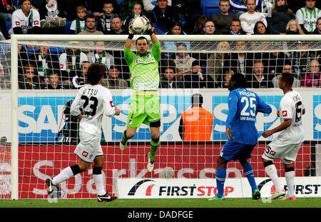 Hoffenheim il portiere Daniel Haas (2 da L) afferra la palla durante la Bundesliga tedesca partita di calcio tra TSG 1899 Hoffenheim e Borussia Moenchengladbach all'Rhein-Neckar-Arena a Sinsheim (Germania), 22 ottobre 2011. Foto: MARIJAN MURAT (ATTENZIONE: embargo condizioni! Il DFL permette l'ulteriore utilizzazione delle immagini nella IPTV, servizi di telefonia mobile e altre nuove tecno Foto Stock