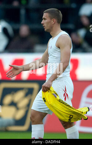 La colonia Lukas Podolski lascia il passo con Dortmund Moritz Leitner's jersey dopo la Bundesliga tedesca partita di calcio tra Borussia Dortmund e FC Colonia al Signal Iduna Park Stadium di Dortmund, Germania, il 22 ottobre 2011. Dortmund sconfitto Colonia 5-0. Foto: Bernd Thissen (ATTENZIONE: embargo condizioni! Il DFL permette l'ulteriore utilizzazione delle immagini nella IPTV Foto Stock