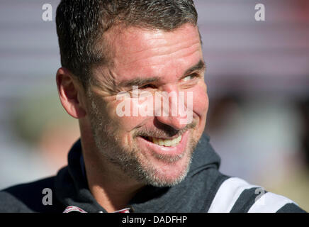 Kaiserslautern's head coach Marco Kurz sorrisi prima Bundesliga tedesca match tra FC Kaiserslautern e SC Freiburg al Fritz-Walter-Stadium in Kaiserslautern, Germania, 22 ottobre 2011. Foto: UWE ANSPACH (ATTENZIONE: embargo condizioni! Il DFL permette l'ulteriore utilizzazione delle immagini nella IPTV, servizi di telefonia mobile e altre nuove tecnologie non solo a meno di due ore Foto Stock