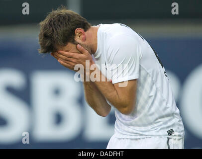 Freiburg Stefan Reisinger gesti disappointedly durante la Bundesliga tedesca match tra FC Kaiserslautern e SC Freiburg al Fritz-Walter-Stadium in Kaiserslautern, Germania, 22 ottobre 2011. Foto: UWE ANSPACH (ATTENZIONE: embargo condizioni! Il DFL permette l'ulteriore utilizzazione delle immagini nella IPTV, servizi di telefonia mobile e altre nuove tecnologie non solo precedente a Foto Stock