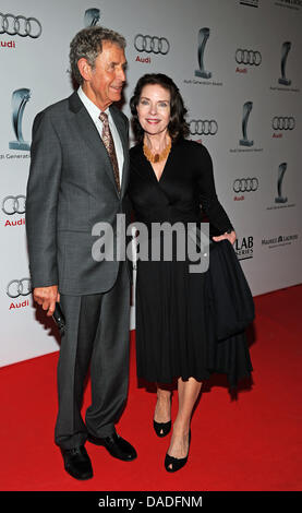 L'attrice Gudrun Landgrebe e suo marito Ulrich von Nathusius arrivare al gala per l' Audi Generation Award 2011" a Monaco di Baviera, Germania, 22 ottobre 2011. Il premio è stato dato ai giovani talenti con risultati straordinari. Foto: Ursula Dueren Foto Stock
