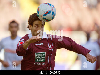 Kaiserslautern's Olcay Sahan gioca la palla durante la Bundesliga tedesca match tra FC Kaiserslautern e SC Freiburg al Fritz-Walter-Stadium in Kaiserslautern, Germania, 22 ottobre 2011. Foto: UWE ANSPACH Foto Stock