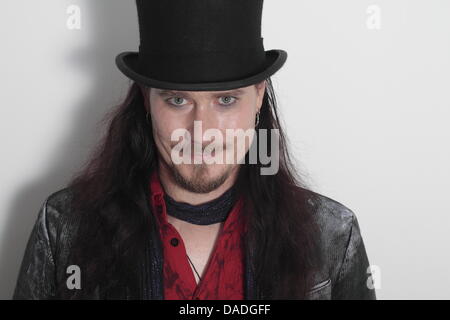 Tastierista, cantante e song writer Tuomas Holopainen del finlandese symphonic metal band "Nightwish' sorrisi a Berlino (Germania), 21 ottobre 2011. Foto: Lutz Mueller-Bohlen Foto Stock