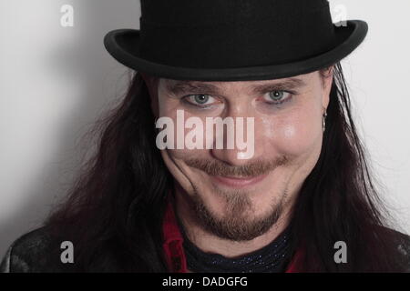 Tastierista, cantante e song writer Tuomas Holopainen del finlandese symphonic metal band "Nightwish' sorrisi a Berlino (Germania), 21 ottobre 2011. Foto: Lutz Mueller-Bohlen Foto Stock