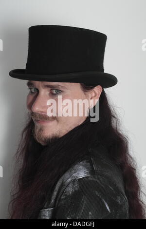 Tastierista, cantante e song writer Tuomas Holopainen del finlandese symphonic metal band "Nightwish' sorrisi a Berlino (Germania), 21 ottobre 2011. Foto: Lutz Mueller-Bohlen Foto Stock