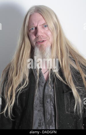 Bassista e cantante Marco Hietala del finlandese symphonic metal band "Nightwish' pone a Berlino (Germania), 21 ottobre 2011. Foto: Lutz Mueller-Bohlen Foto Stock