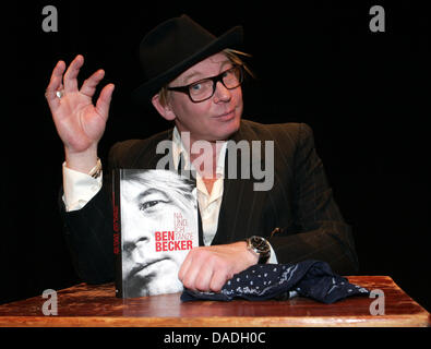 Attore Ben Becker presenta il suo libro "Na und ich tanze' all'Ensemble di Berlino a Berlino, Germania, 24 ottobre 2011. Foto: XAMAX Foto Stock