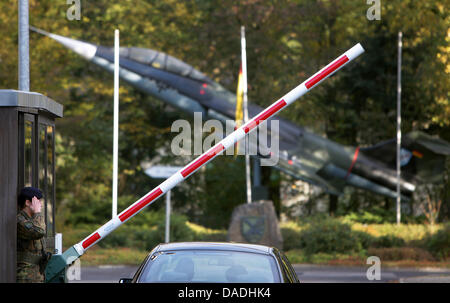 Vista della zona di ingresso della caserma Boelcke di Kerpen, Germania, 26 ottobre 2011. Il Consiglio federale dei Ministri ha acconsentito al Ministro della difesa Thomas de Maizière le proposte per la riforma delle forze armate tedesche che include la chiusura di numerosi siti Bundeswehr. Foto: ROLF VENNENBERND Foto Stock