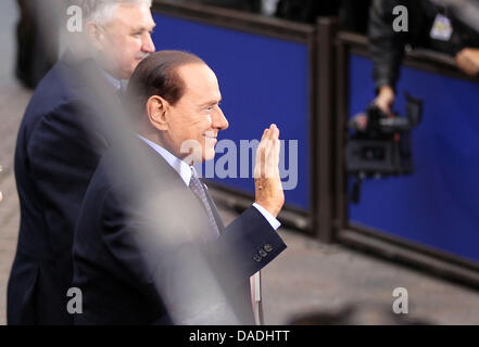 Il Primo Ministro italiano Silvio Berlusconi onde al suo arrivo a Bruxelles, Belgio, 26 ottobre 2011. Unione europea dei capi di stato sono riuniti per un vertice straordinario di Bruxelles. Foto: OLIVER BERG Foto Stock