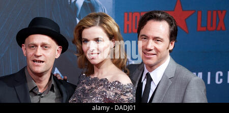 Attori Juergen Vogel (L-R), Thekla Reuten e Michael Bully Herbig arrivare per la premiere del film 'Hotel Lux' in corrispondenza del Cinestar su Potsdamer Platz di Berlino, Germania, 26 ottobre 2011. Il film racconta la storia del comico e Stalin impersonator Hans Zeisig, che hanno dovuto fuggire la Berlino nazista con documenti falsi nel 1938. Il film viene a tedesco cinema il 27 ottobre 2011. Foto: JOERG Foto Stock