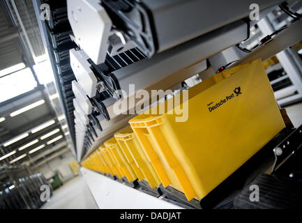 Il nuovo completamente automatizzato lettera-macchina smistatrice è raffigurato in una grande struttura postale tedesco Post Office in Langenfeld, Germania, 17 ottobre 2011. La struttura è di 25m di larghezza, lunga 50m e alta sei metri. Il tedesco Post Office ha investito circa nove milioni di euro nel centro di mailing. Foto: Victoria Bonn-Meuser Foto Stock