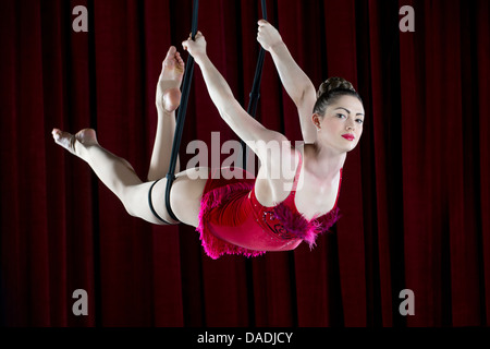 Studio shot di trapezista femmina bilanciato sulla fune Foto Stock