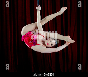Ritratto di donna trapezista in bilico sulla fune Foto Stock