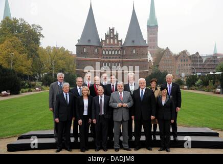 I partecipanti della conferenza di due giorni di stato tedesco premiers posano per una foto di gruppo di fronte al Gate Holsen a Lubecca, Germania, 27 Ottobre 2011: Horst Seehofer (CSU, Baviera, L-R), Jens Boehrnsen (SPD, Brema), Reiner Haseloff (CDU, Sassonia-Anhalt), Hannelore Kraft (SPD, NRW), Stanislaw Tillich (CDU, Sassonia), Erwin Sellering (SPD, Meclemburgo) l'Olaf Scholz (SPD, Hambu Foto Stock