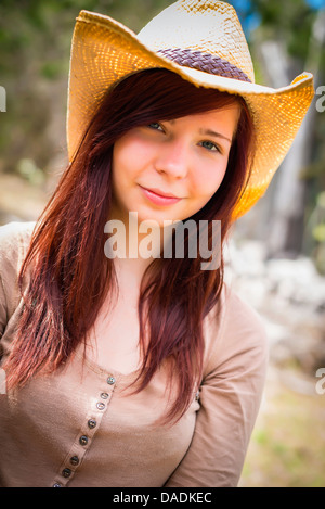 Stati Uniti d'America, Texas, Ritratto di giovane donna con cappello da cowboy, sorridente Foto Stock