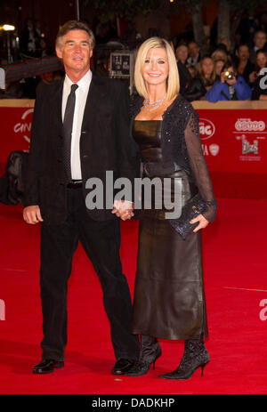 British-Australian attrice Olivia Newton-John (R) e il marito Amazon John Easterling frequentare la premiere del suo nuovo film "pochi uomini migliori' durante il sesto International Roma Film Festival presso Auditorium Parco della Musica di Roma, Italia, il 28 ottobre 2011. Foto: Hubert Boesl Foto Stock