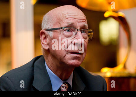 British leggenda del calcio Bobby Charlton assiste alla cerimonia di premiazione per il calcio tedesco Premio alla cultura ospitata dal Tedesco Accademia per la cultura di calcio in Nuremberg, Germania, 28 ottobre 2011. Charlton è stato premiato per i suoi successi nel calcio e impegno per la cultura di calcio. Charlton era un giocatore della nazionale britannica della squadra di calcio che ha battuto la Germania nel 1966 World Cup a Wembl Foto Stock