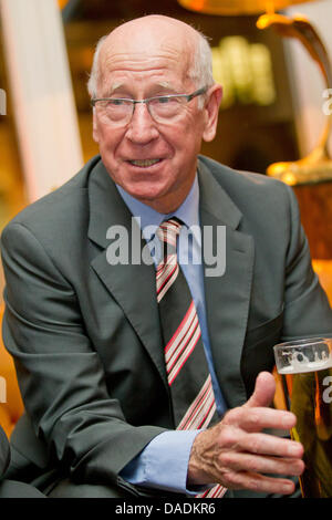 British leggenda del calcio Bobby Charlton assiste alla cerimonia di premiazione per il calcio tedesco Premio alla cultura ospitata dal Tedesco Accademia per la cultura di calcio in Nuremberg, Germania, 28 ottobre 2011. Charlton è stato premiato per i suoi successi nel calcio e impegno per la cultura di calcio. Charlton era un giocatore della nazionale britannica della squadra di calcio che ha battuto la Germania nel 1966 World Cup a Wembl Foto Stock