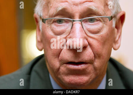 British leggenda del calcio Bobby Charlton assiste alla cerimonia di premiazione per il calcio tedesco Premio alla cultura ospitata dal Tedesco Accademia per la cultura di calcio in Nuremberg, Germania, 28 ottobre 2011. Charlton è stato premiato per i suoi successi nel calcio e impegno per la cultura di calcio. Charlton era un giocatore della nazionale britannica della squadra di calcio che ha battuto la Germania nel 1966 World Cup a Wembl Foto Stock