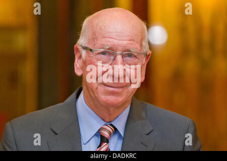 British leggenda del calcio Bobby Charlton assiste alla cerimonia di premiazione per il calcio tedesco Premio alla cultura ospitata dal Tedesco Accademia per la cultura di calcio in Nuremberg, Germania, 28 ottobre 2011. Charlton è stato premiato per i suoi successi nel calcio e impegno per la cultura di calcio. Charlton era un giocatore della nazionale britannica della squadra di calcio che ha battuto la Germania nel 1966 World Cup a Wembl Foto Stock