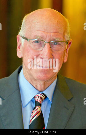 British leggenda del calcio Bobby Charlton assiste alla cerimonia di premiazione per il calcio tedesco Premio alla cultura ospitata dal Tedesco Accademia per la cultura di calcio in Nuremberg, Germania, 28 ottobre 2011. Charlton è stato premiato per i suoi successi nel calcio e impegno per la cultura di calcio. Charlton era un giocatore della nazionale britannica della squadra di calcio che ha battuto la Germania nel 1966 World Cup a Wembl Foto Stock