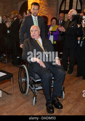 L'ex cancelliere tedesco Helmut Kohl arriva al conferimento del premio "Pfaelzer Loewe' ('Il leone del Palatinato") a Hambach Castle vicino a Neustadt an der Weinstrasse, Germania, 29 ottobre 2011. Kohl ha ricevuto il premio perché egli incollata con la sua patria palatina anche come candidato superiore. Foto: UWE ANSPACH Foto Stock