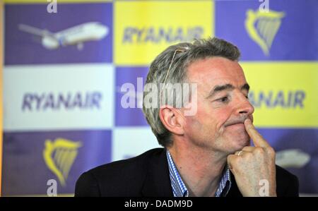 Ryanair-Chef Michael O'Leary prende parte a una conferenza stampa a Karlsruhe/Baden-Baden Aeroporto in Soellingen, Germania, 25 ottobre 2011. Ryanair è di impostare il suo via base all'aeroporto. Foto: Patrick Seeger Foto Stock