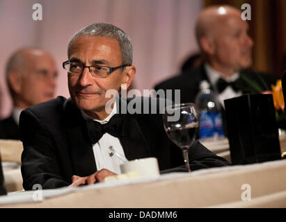 Ex capo dello Staff del Presidente Clinton Giovanni Podestà assiste la trentaseiesima edizione National Italian American Foundation Gala, Sabato, Ottobre 29, 2011 a Washington, DC. Il Presidente degli Stati Uniti Barack Obama ha consegnato il discorso alla cerimonia di premiazione che è parte di una due giorni di convenzione per l'organizzazione. Credito: Brendan Smialowski / Pool via CNP Foto Stock