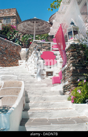 Tradizionale greco alley su Sifnos Island, Grecia Foto Stock