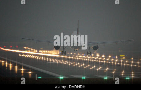 FILE - Un archivio foto datata 21 ottobre 2011 lo sbarco presso la nuova pista nord-ovest dell'aeroporto di Francoforte sul Meno, Germania. Dal 30 ottobre 2011, lo sbarco e a partire di velivoli di notte è vietato all'aeroporto. Foto: Fredrik von Erichsen Foto Stock