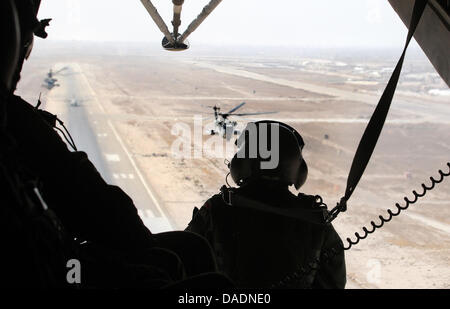 Due soldati Bundeswehr sono a bordo di un elicottero a Kunduz, Afghanistan, 17 ottobre 2011. Ther Presidente tedesco Christian Wulff era stato visita in Afghanistan. Foto: Wolfgang Kumm dpa Foto Stock