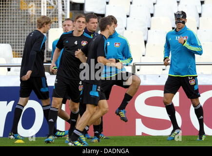 Leverkusen Michael Ballack (R) indossa una maschera per il viso a causa di un naso rotto durante una sessione di prove libere a Mestalla stadio di Valencia, Spagna, 31 ottobre 2011. Il 01 novembre 2011, Bayer Leverkusen giocherà FC Valencia in un gruppo e Champions League. Foto: Federico Gambarini Foto Stock