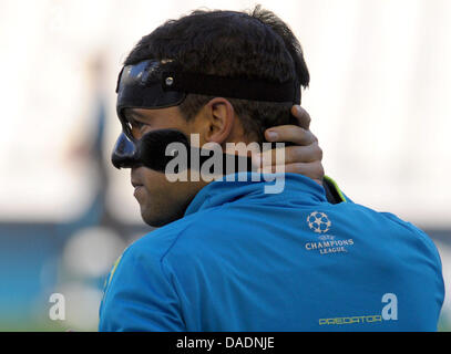 Leverkusen Michael Ballack indossa una maschera per il viso a causa di un naso rotto durante una sessione di prove libere a Mestalla stadio di Valencia, Spagna, 31 ottobre 2011. Il 01 novembre 2011, Bayer Leverkusen giocherà FC Valencia in un gruppo e Champions League. Foto: Federico Gambarini Foto Stock