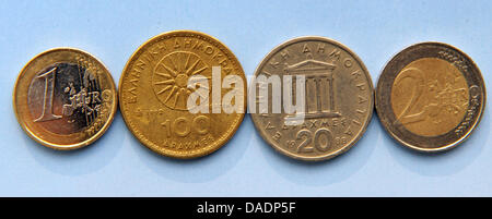 Una illustrazione datata 01 novembre 2011 mostra euro e la dracma greca di monete negli anni ottanta e novanta disposto su una tavola di Lipsia, in Germania. Foto: Waltraud Grubitzsch Foto Stock