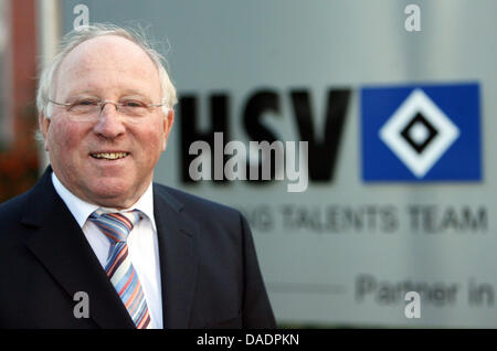 (Dpa) file - un file immagine datata 25 ottobre 2006 mostra ex calcio tedesco giocatore Uwe Seeler davanti a un logo di HSV Amburgo, Germania. Il 05 novembre 2011, Uwe Seeler spire 75. Foto: Maurizio Gambarini Foto Stock