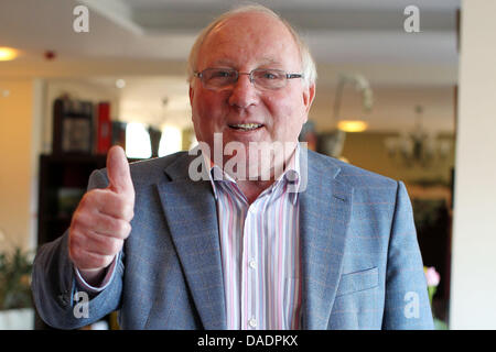 Ex calcio tedesco giocatore Uwe Seeler pone dopo un colloquio con la stampa tedesca DPA di agenzia in un ristorante in Norderstedt vicino ad Amburgo, Germania, 27 ottobre 2011. Il 05 novembre 2011, Uwe Seeler spire 75. Foto: Malte cristiani Foto Stock