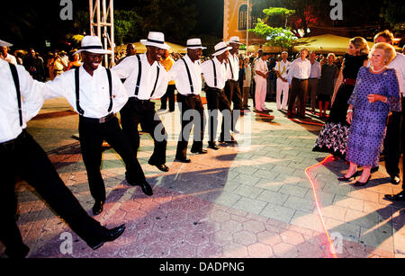 Regina olandese Beatrice (R) e la principessa Maxima partecipare alle celebrazioni a Brionpark in Willemstad, Curacao, Antille olandesi, 1 novembre 2011. La Dutch Royals sono su una decina di giorni di visita ufficiale per i Caraibi parte del Regno dei Paesi Bassi. Foto: Robin Utrecht / Piscina / Paesi Bassi fuori Foto Stock