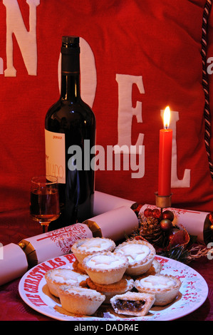 Inglese tradizionale con carne macinata la torta su un piatto di Natale con sherry. Foto Stock