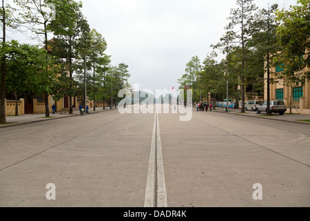 Il boulevard alberato di Hanoi, Vietnam Foto Stock