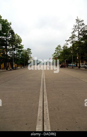 Il boulevard alberato di Hanoi, Vietnam Foto Stock