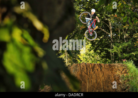 Rider BMX eseguendo acrobazie per metà aria Foto Stock