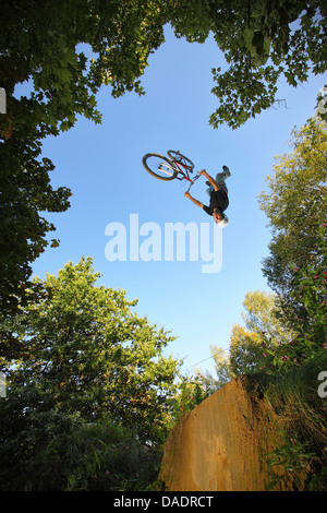 BMX rider capovolto metà aria Foto Stock