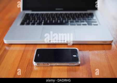 Lo smartphone e il computer portatile Foto Stock