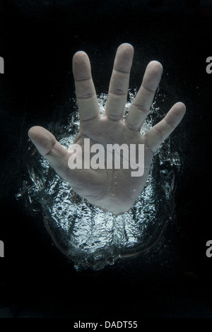 Mano aperta sotto l'acqua Foto Stock