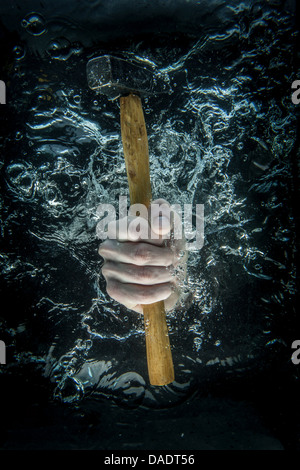 Maschio a mano martello presa sotto l'acqua Foto Stock