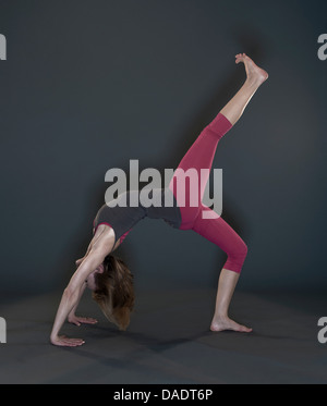 Studio shot di metà donna adulta a praticare yoga Foto Stock