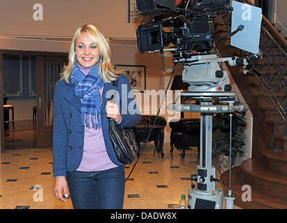 Biatleta tedesca Magdalena Neuner si erge di fronte alla telecamera durante le riprese della ARD televisione quotidianamente 'Sturm der Liebe" (tempesta di amore) in Baviera studio a Monaco di Baviera, Germania, il 2 novembre 2011. Neuner agirà come se stessa in quattro episodi di Daily sapone. Gli episodi andranno in onda su ARD German alla televisione pubblica presumibilmente entro la fine di quest'anno. Foto: Ursula DUEREN Foto Stock