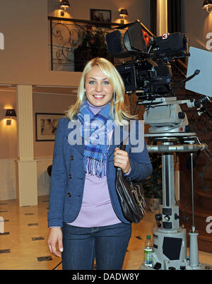 Biatleta tedesca Magdalena Neuner si erge di fronte alla telecamera durante le riprese della ARD televisione quotidianamente 'Sturm der Liebe" (tempesta di amore) in Baviera studio a Monaco di Baviera, Germania, il 2 novembre 2011. Neuner agirà come se stessa in quattro episodi di Daily sapone. Gli episodi andranno in onda su ARD German alla televisione pubblica presumibilmente entro la fine di quest'anno. Foto: Ursula DUEREN Foto Stock